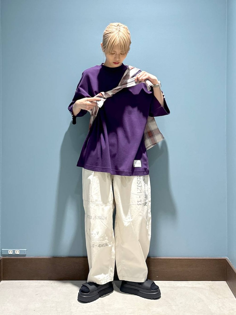 パープル系のTシャツ/カットソー、ベージュ系のその他パンツ、ブラック系のサンダルを着用したメンズの春コーディネートの2枚目の写真