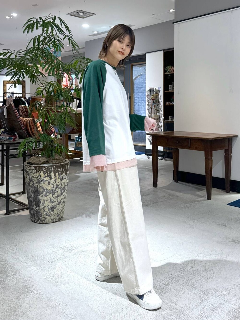 ベージュ系のその他パンツを着用したレディースの冬コーディネートの3枚目の写真