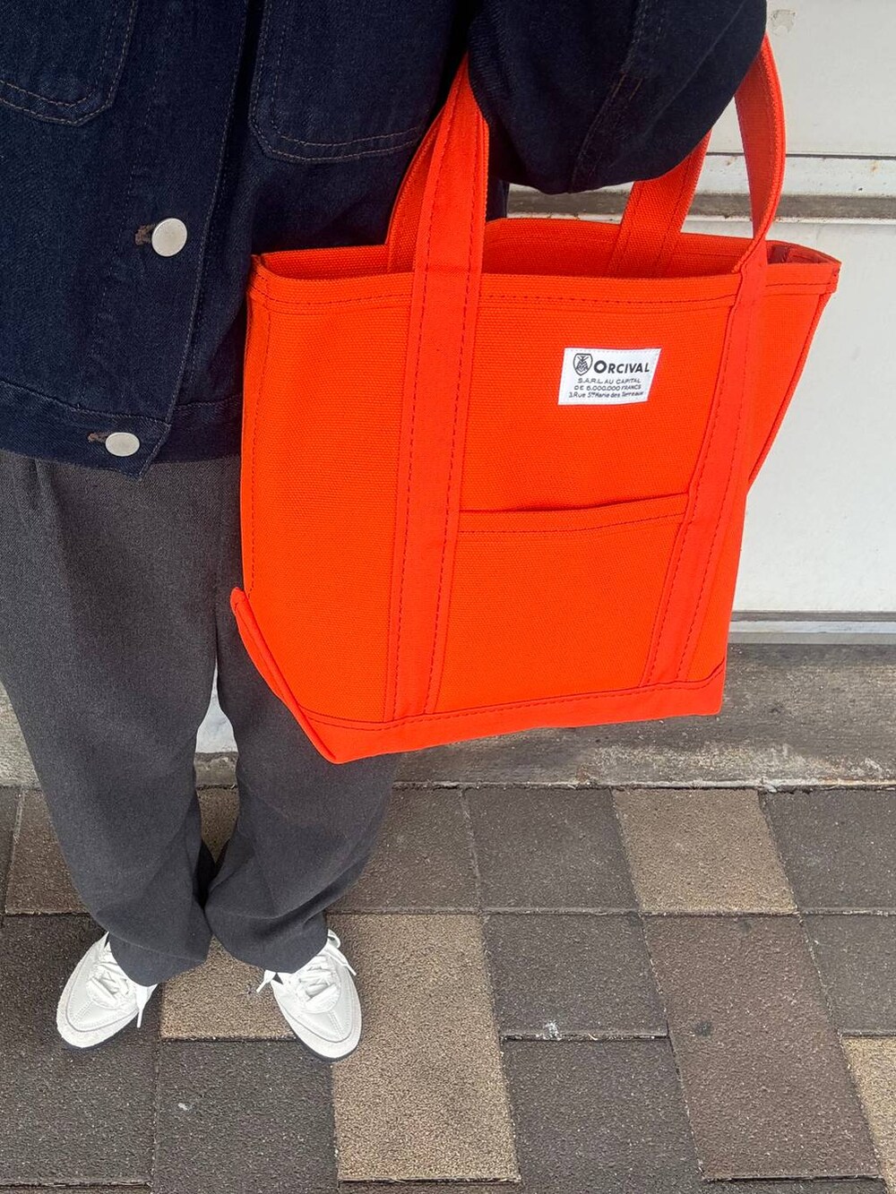 ホワイト系のスニーカーを着用したレディースの春コーディネートの4枚目の写真