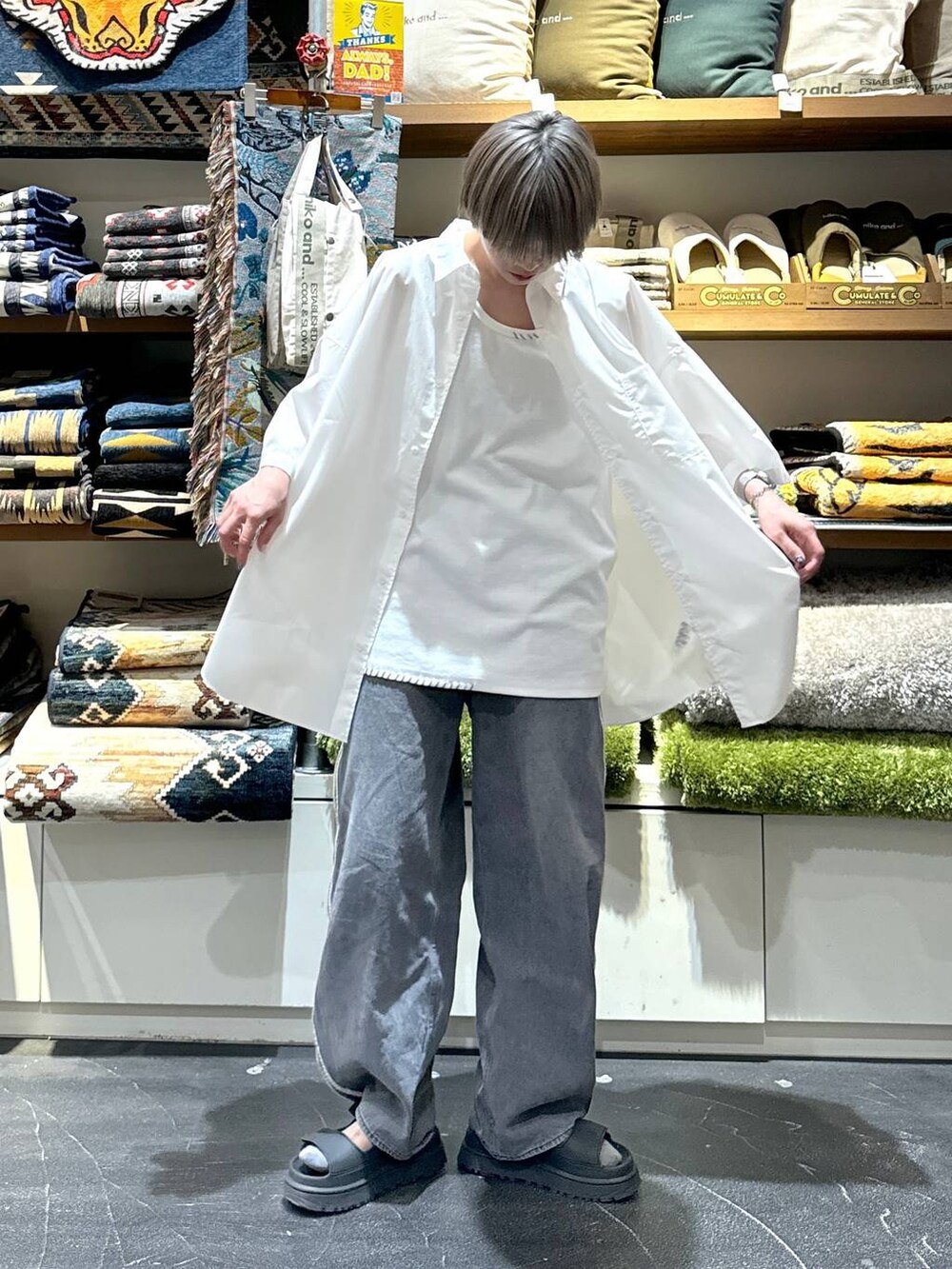 ホワイト系のタンクトップを着用したレディースの夏コーディネートの5枚目の写真