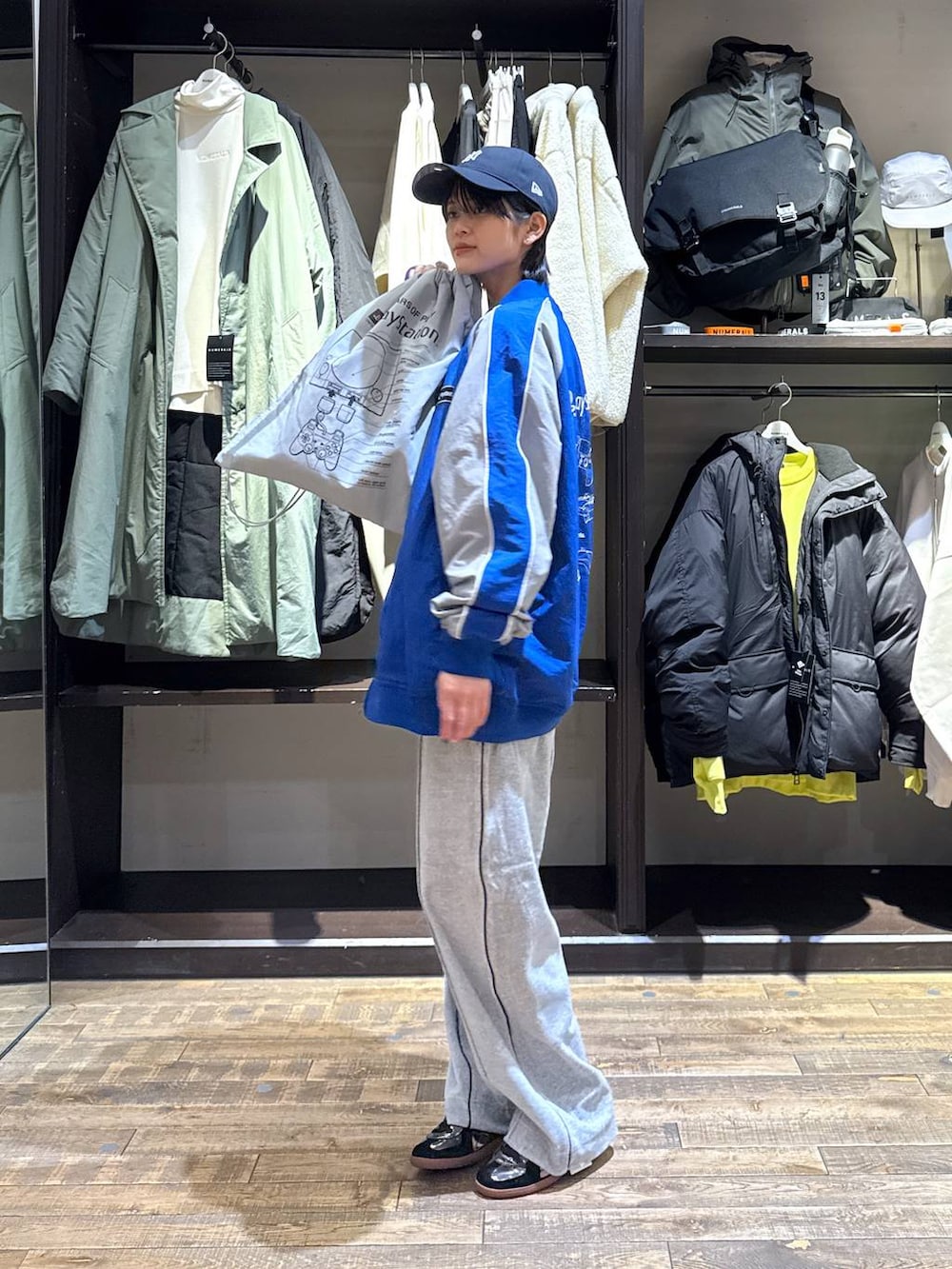 グレー系のその他パンツ、シルバー系のスニーカー、ホワイト系のTシャツ/カットソーを着用したレディースの冬コーディネートの3枚目の写真