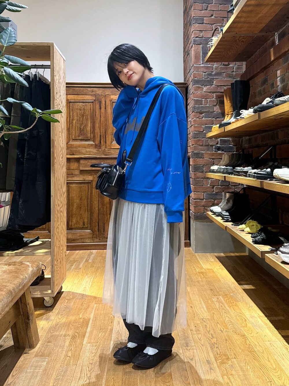 ブラック系のその他パンツ、ブラック系のパンプス、ブラック系のショルダーバッグを着用したレディースの秋コーディネートの3枚目の写真