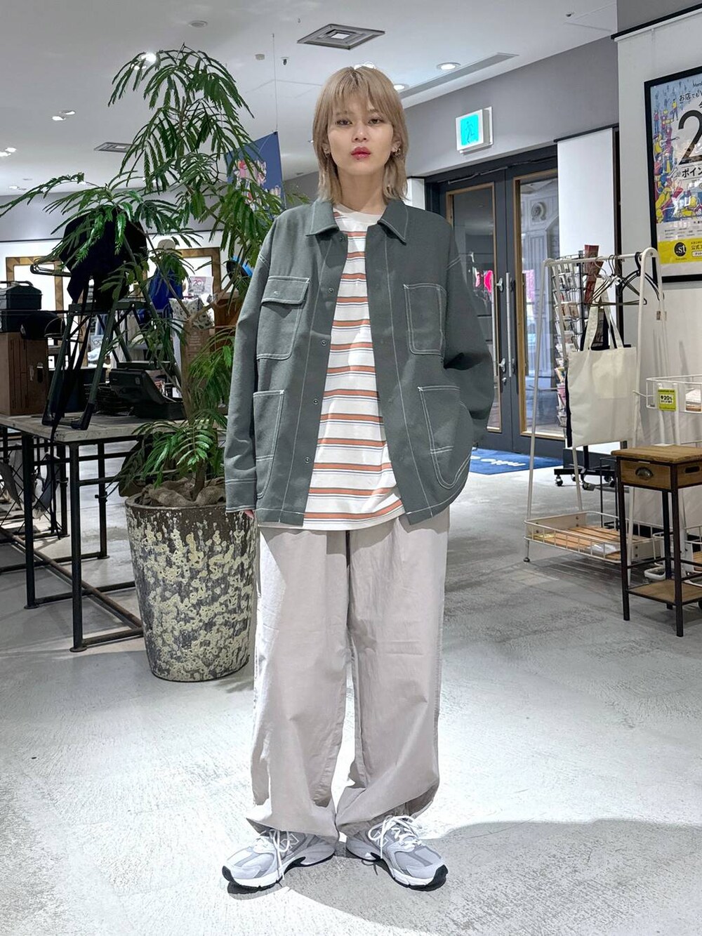 グレー系のスニーカー、ベージュ系のTシャツ/カットソー、グリーン系のその他アウターを着用したメンズの春コーディネートの4枚目の写真