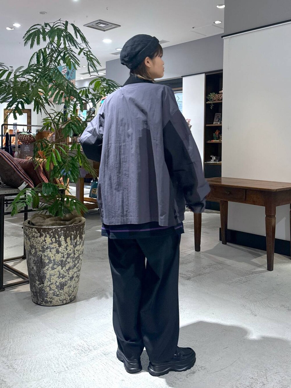 ブラック系のローファー、ブラック系のスラックス、グレー系のブルゾンを着用したレディースの冬コーディネートの6枚目の写真