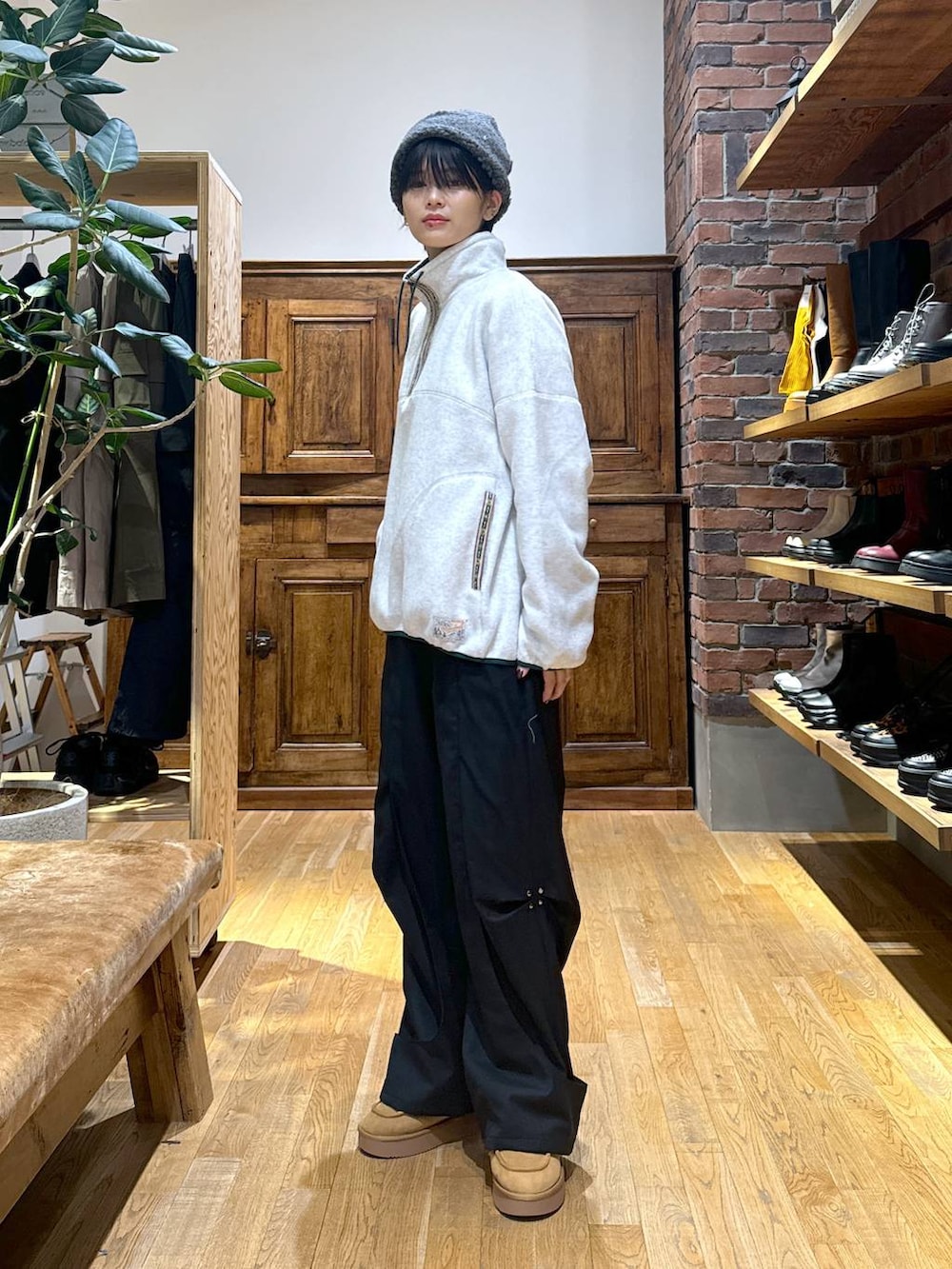 イエロー系のモカシン/デッキシューズ、グレー系のその他トップス、グレー系のハットを着用したレディースの秋コーディネートの3枚目の写真