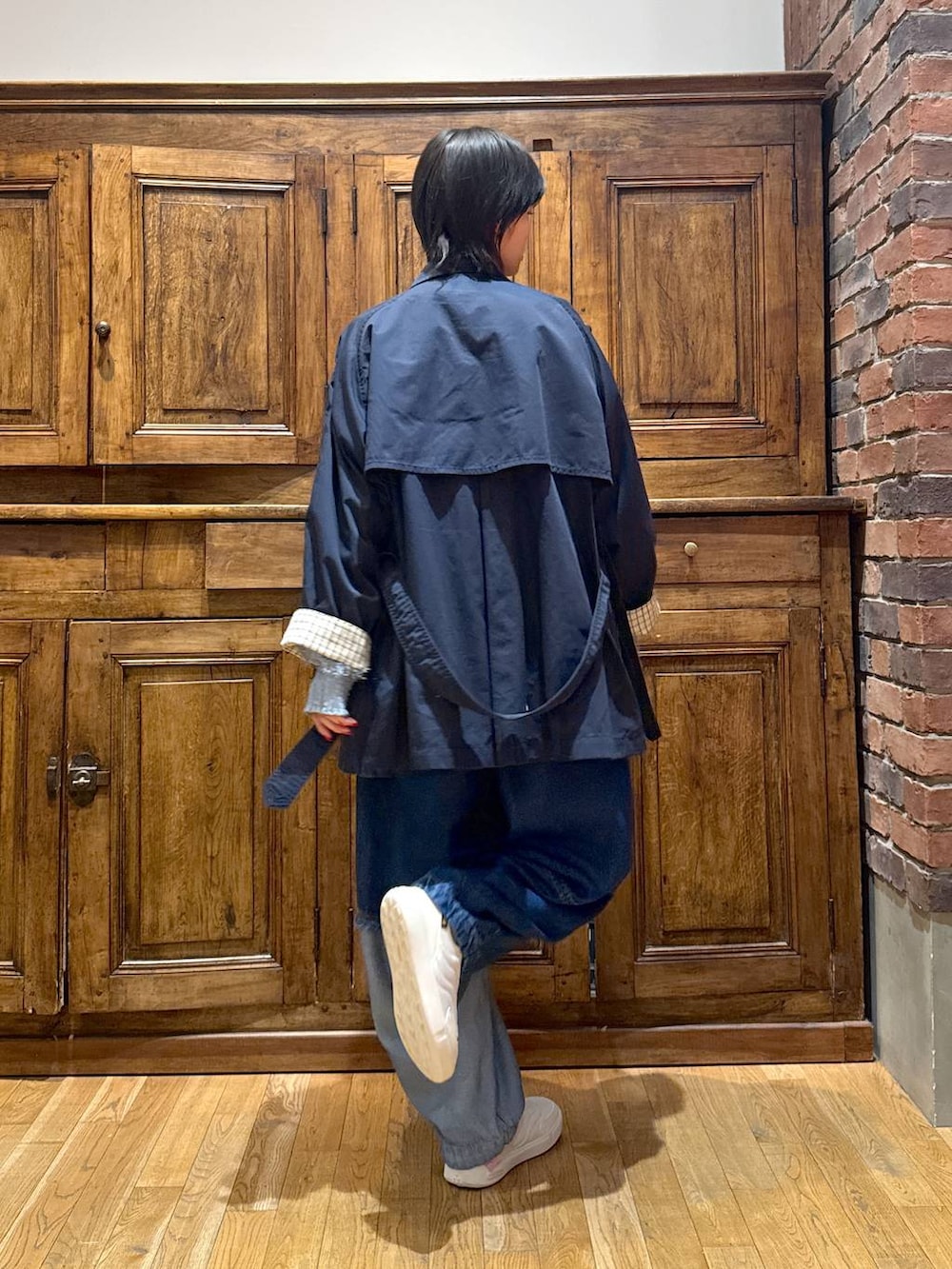 ブルー系のトレンチコート、ブルー系のデニムパンツ、ブルー系のシャツ/ブラウスを着用したレディースの冬コーディネートの2枚目の写真