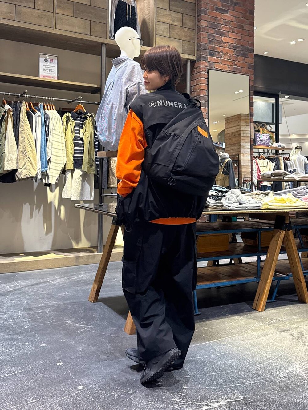 ブラック系のスニーカー、ブラック系のその他パンツ、ブラック系のベストを着用したメンズの春コーディネートの6枚目の写真