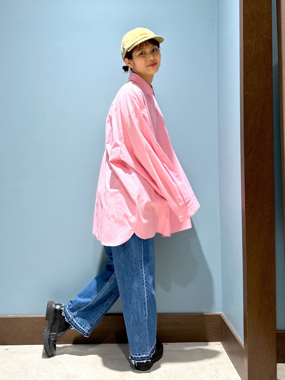 ブルー系のデニムパンツ、ベージュ系のキャップを着用したレディースの冬コーディネートの6枚目の写真