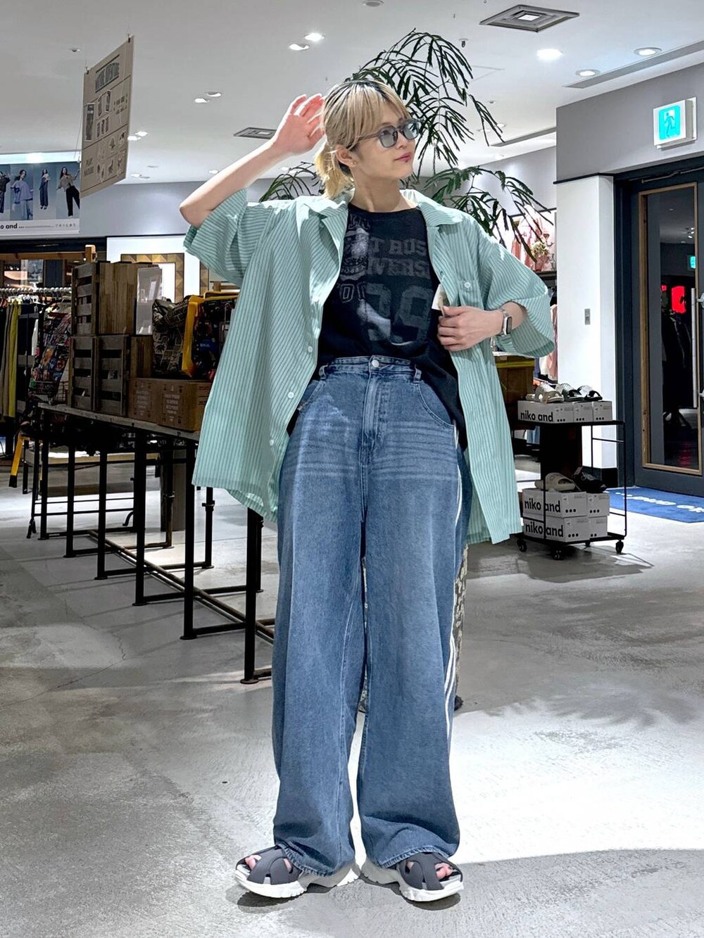 その他のTシャツ/カットソー、グリーン系のシャツ/ブラウス、グレー系のサングラスを着用したレディースの春コーディネートの3枚目の写真