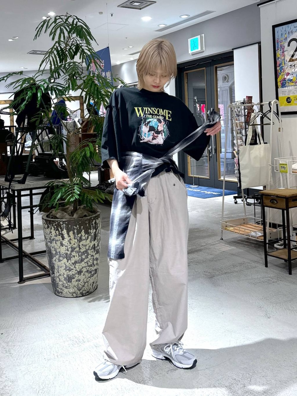 ブラック系のTシャツ/カットソー、グレー系のスニーカー、ブラック系のシャツ/ブラウスを着用したメンズの春コーディネートの2枚目の写真