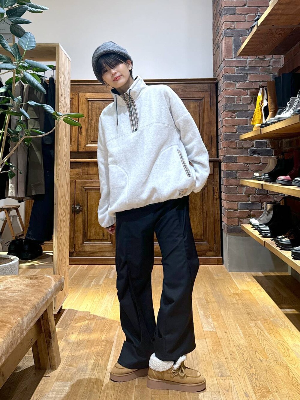 イエロー系のモカシン/デッキシューズ、グレー系のその他トップス、グレー系のハットを着用したレディースの秋コーディネートの4枚目の写真