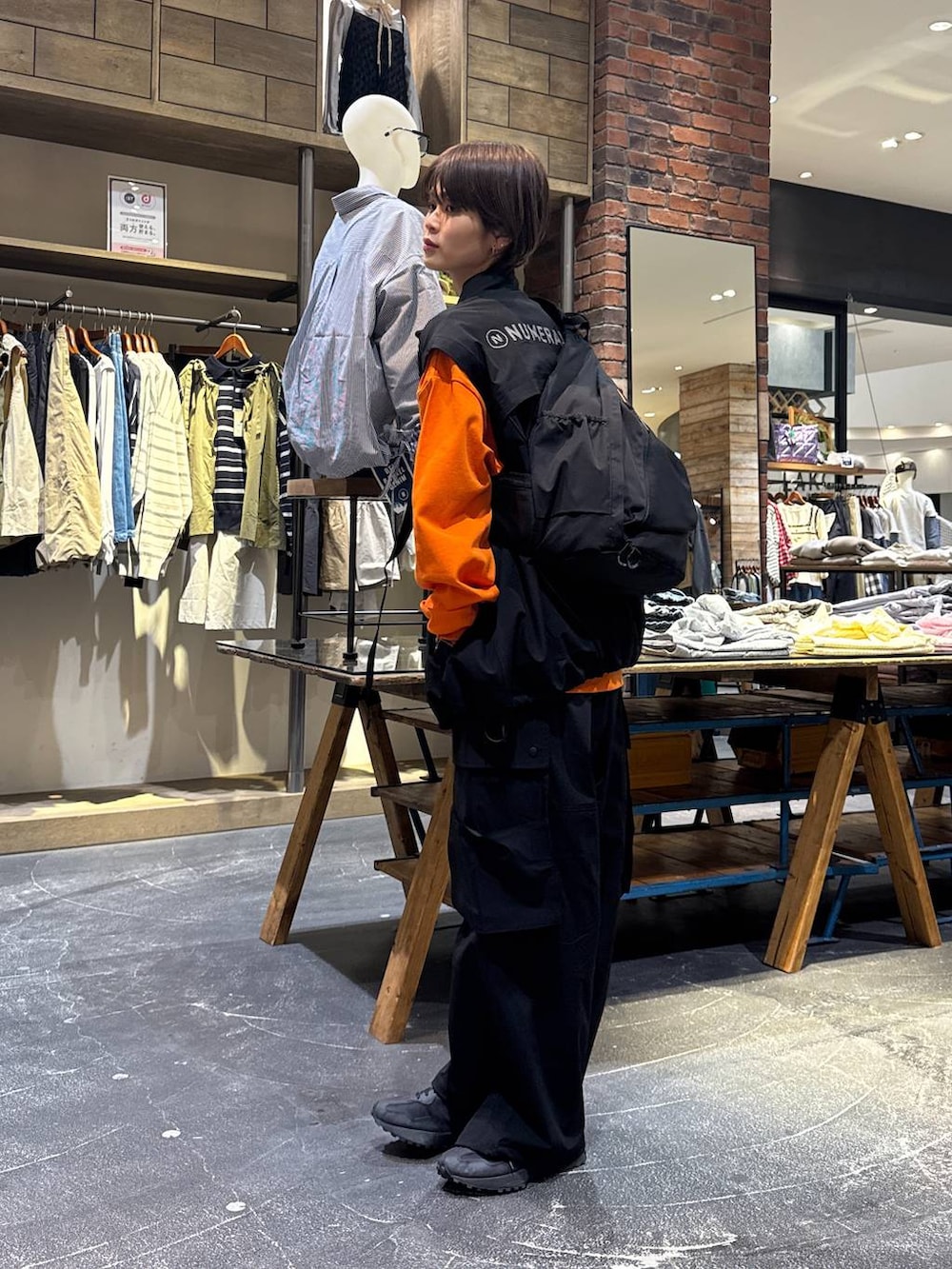 ブラック系のスニーカー、ブラック系のその他パンツ、ブラック系のベストを着用したメンズの春コーディネートの3枚目の写真