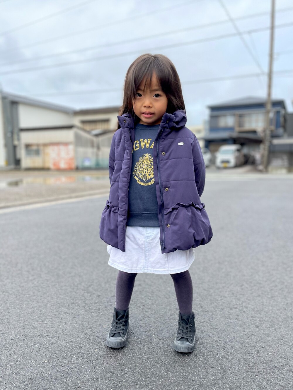 ブルー系のブルゾン、ブルー系のスウェット、ピンク系のその他パンツを着用したキッズの冬コーディネートの2枚目の写真