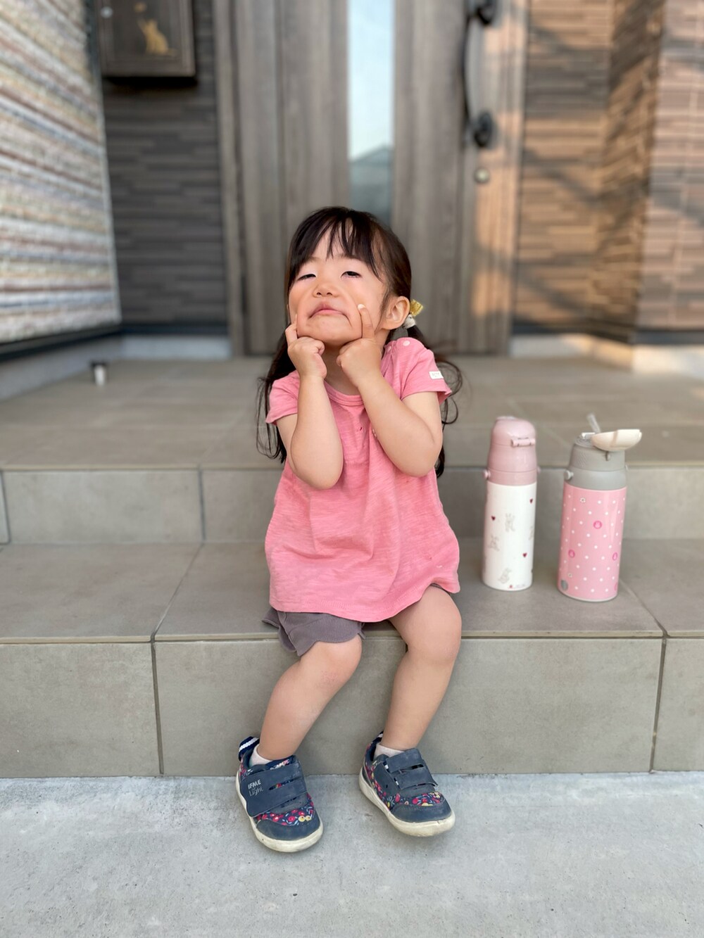 ブラック系のスニーカー、ピンク系のTシャツ/カットソー、ブラウン系のその他パンツを着用したキッズの夏コーディネートの2枚目の写真