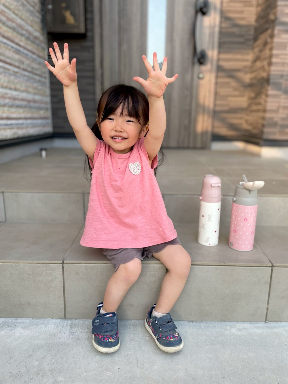 ブラック系のスニーカー、ピンク系のTシャツ/カットソー、ブラウン系のその他パンツを着用したキッズの夏コーディネートの3枚目の写真