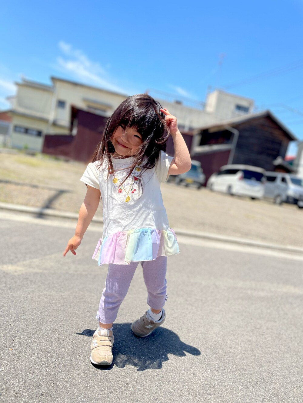 ベージュ系のスニーカー、ホワイト系のTシャツ/カットソー、パープル系のレギンス/スパッツを着用したキッズの夏コーディネートの2枚目の写真