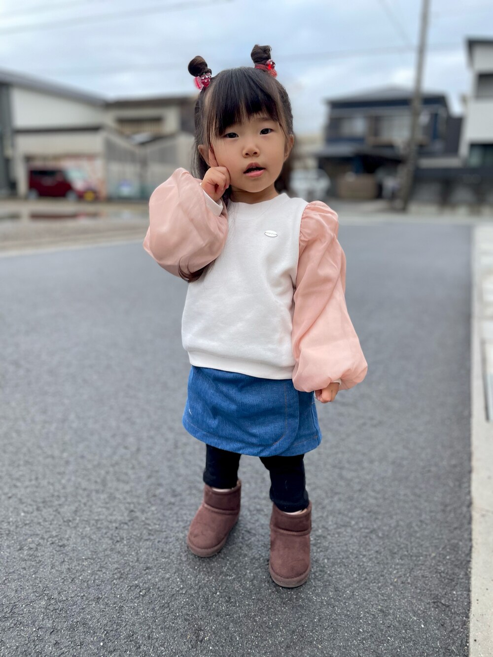 ホワイト系のスウェット、ブルー系のスカート、ブラウン系のブーツを着用したキッズの冬コーディネートの2枚目の写真