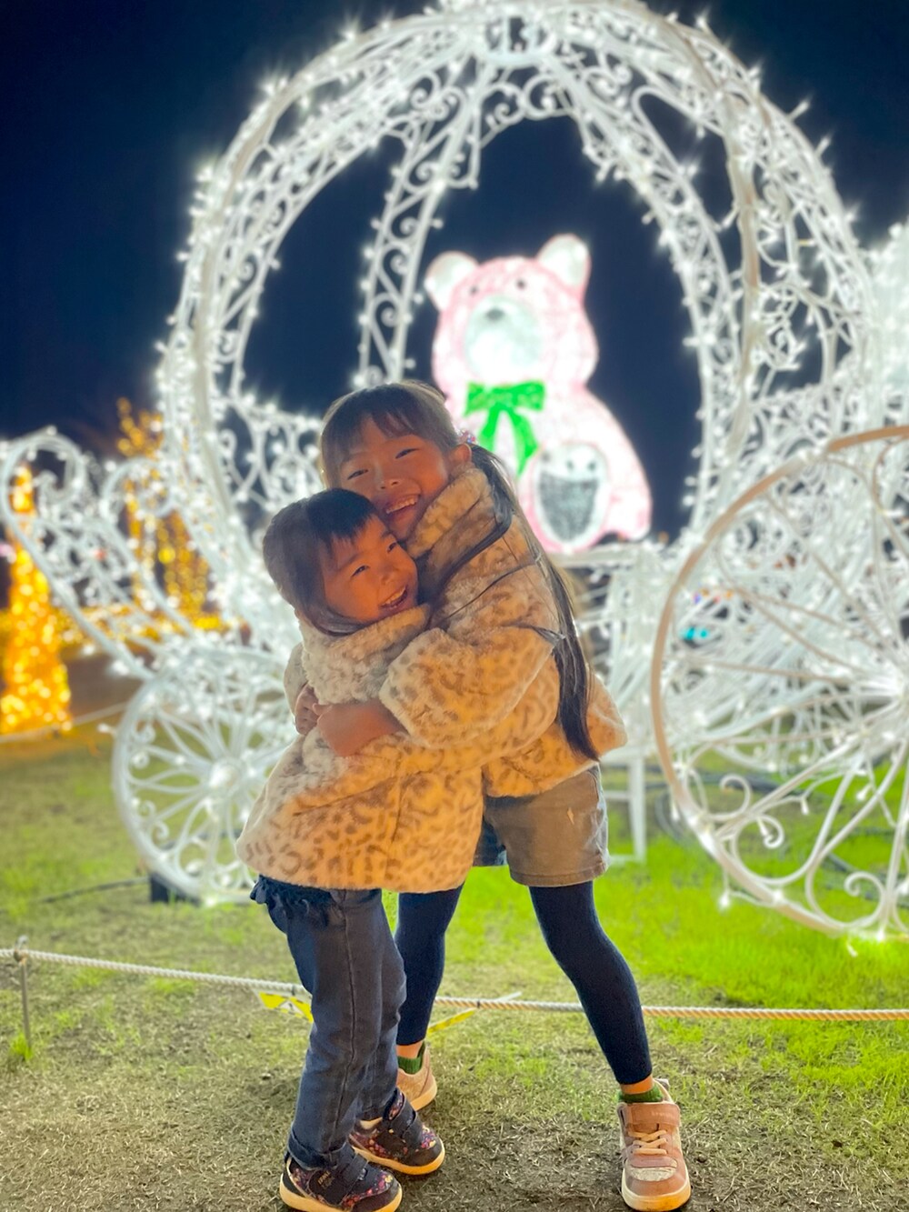 ベージュ系のブルゾン、ホワイト系のスウェット、パープル系のスニーカーを着用したキッズの冬コーディネートの3枚目の写真