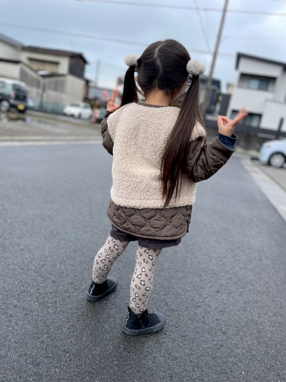 ベージュ系のジャケット/アウター、ブルー系のスウェット、ブラック系のその他パンツを着用したキッズの春コーディネートの3枚目の写真