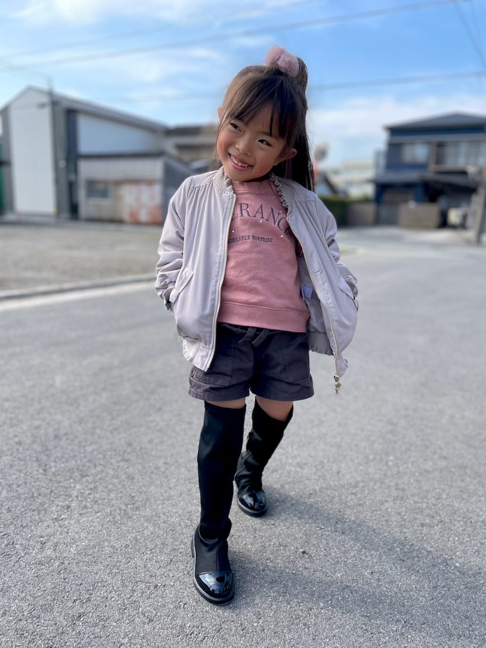 ピンク系のスウェット、ピンク系のMA-1、ブラック系のその他パンツを着用したキッズの春コーディネートの2枚目の写真