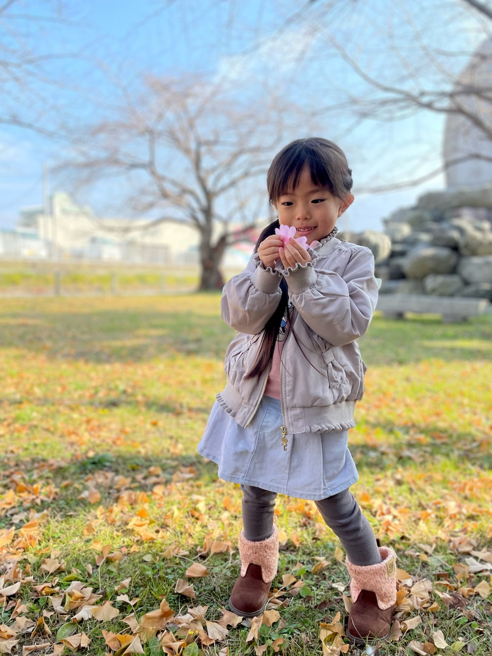 ピンク系のMA-1、ピンク系のスウェット、ピンク系のその他パンツを着用したキッズの冬コーディネートの2枚目の写真