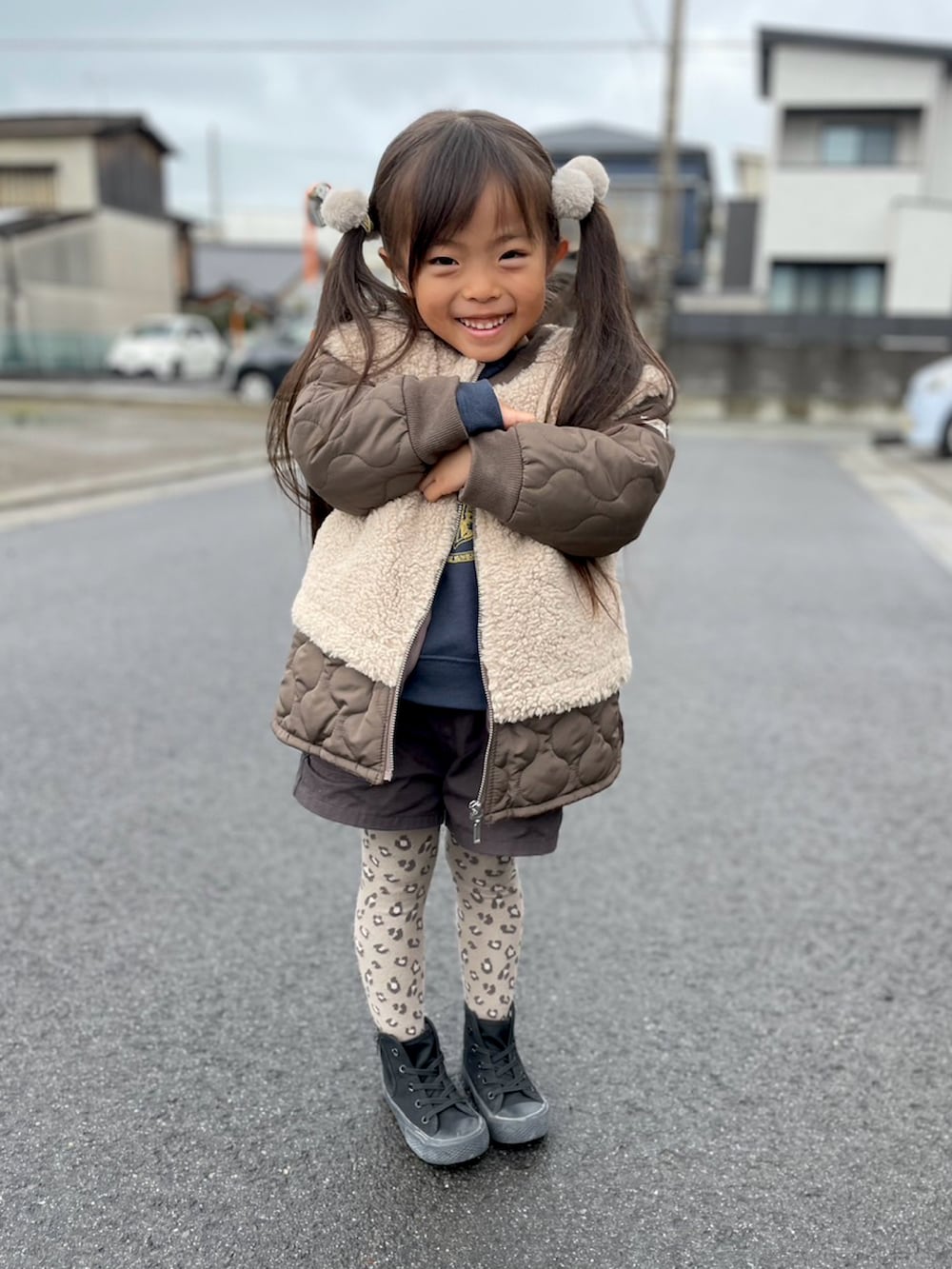 ベージュ系のジャケット/アウター、ブルー系のスウェット、ブラック系のその他パンツを着用したキッズの春コーディネートの2枚目の写真