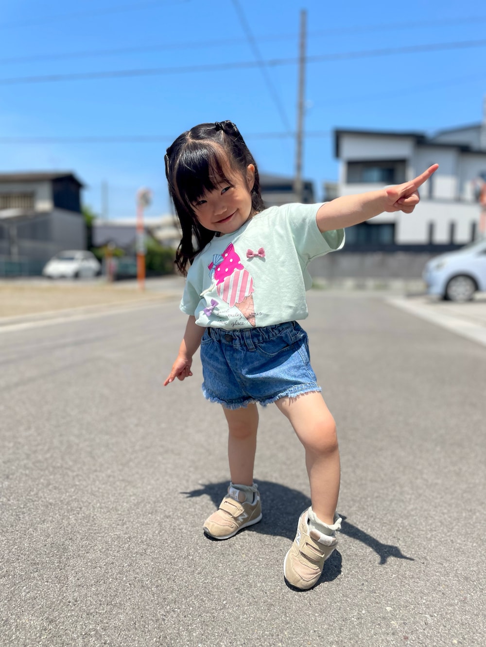 グリーン系のTシャツ/カットソー、ブルー系のデニムパンツ、ベージュ系のスニーカーを着用したキッズの春コーディネートの3枚目の写真