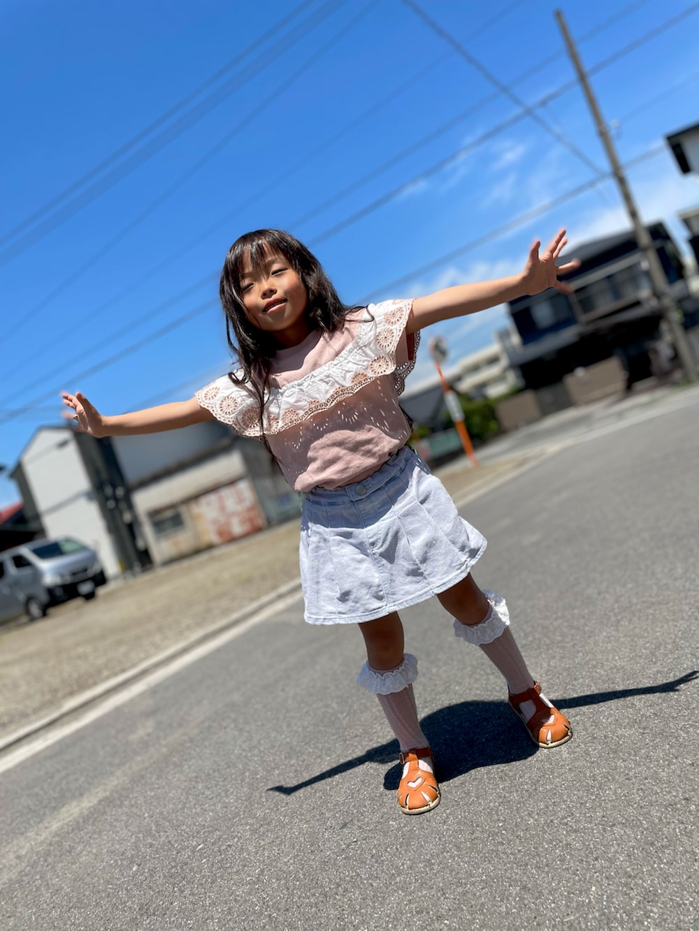 ピンク系のTシャツ/カットソー、ピンク系のその他パンツ、イエロー系のスニーカーを着用したキッズの夏コーディネートの2枚目の写真