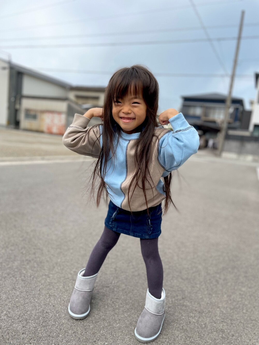 ブルー系のスウェット、ブルー系のブルゾン、ブルー系のスカートを着用したキッズの冬コーディネートの2枚目の写真