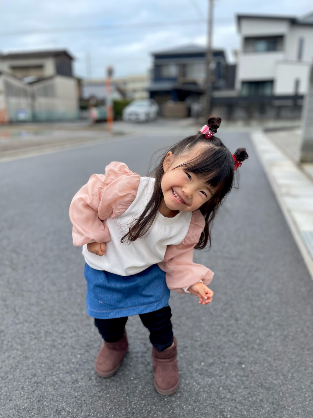 ホワイト系のスウェット、ブルー系のスカート、ブラウン系のブーツを着用したキッズの冬コーディネートの3枚目の写真