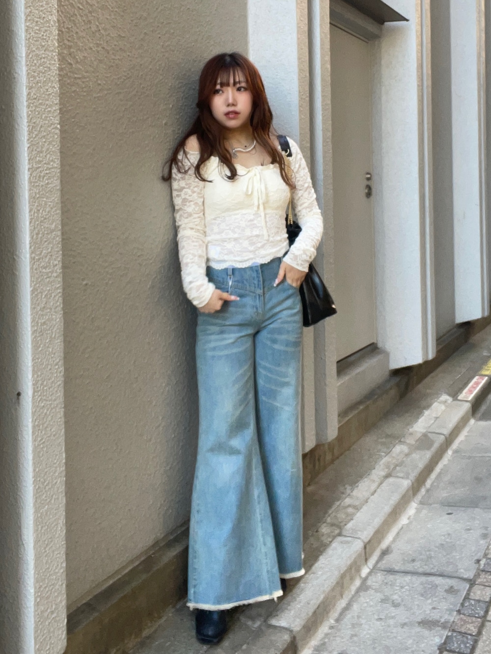 ホワイト系のTシャツ/カットソー、ブルー系のその他パンツ、ブラック系のショルダーバッグを着用したレディースの冬コーディネートの2枚目の写真