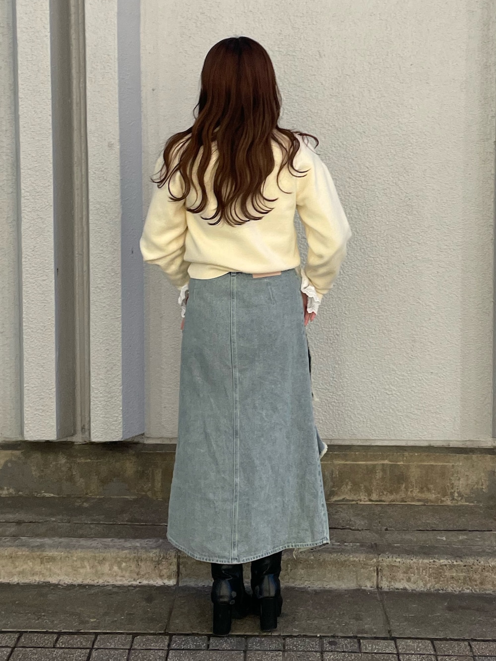 その他のシャツ/ブラウス、グレー系のニット/セーター、ブルー系のスカートを着用したレディースの冬コーディネートの4枚目の写真