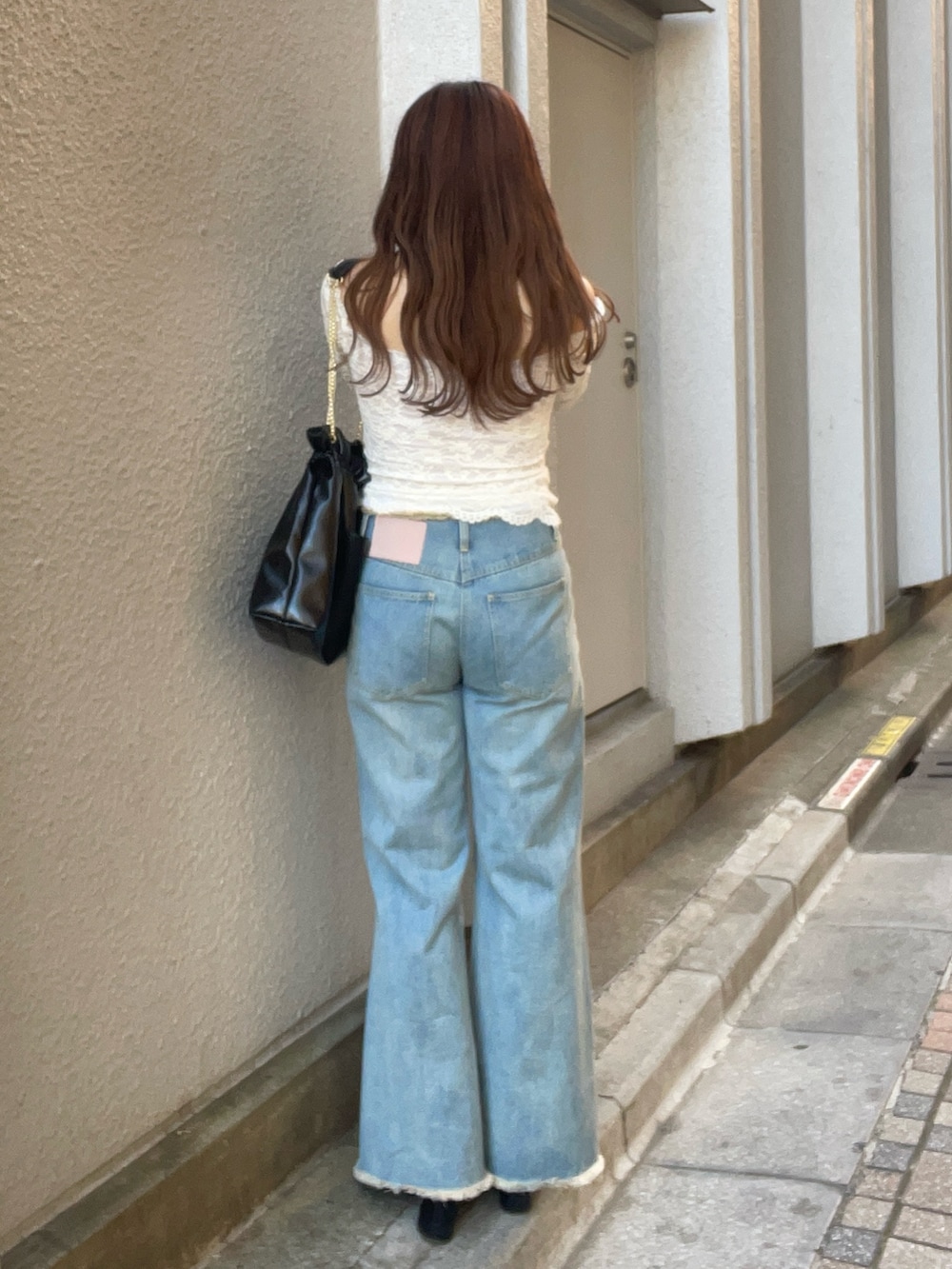 ホワイト系のTシャツ/カットソー、ブルー系のその他パンツ、ブラック系のショルダーバッグを着用したレディースの冬コーディネートの4枚目の写真