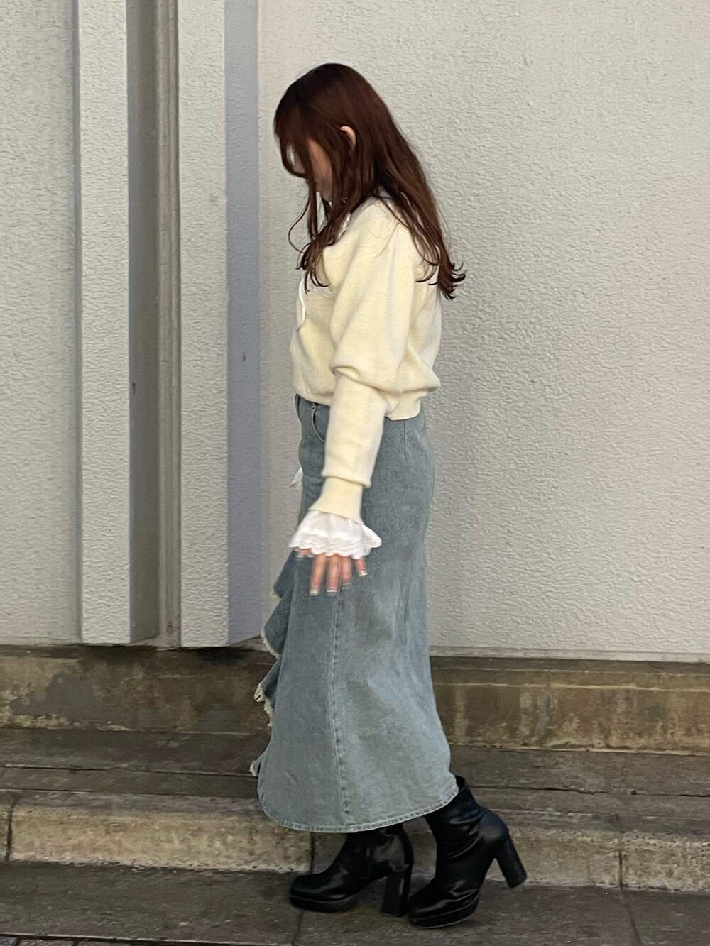 その他のシャツ/ブラウス、グレー系のニット/セーター、ブルー系のスカートを着用したレディースの冬コーディネートの3枚目の写真