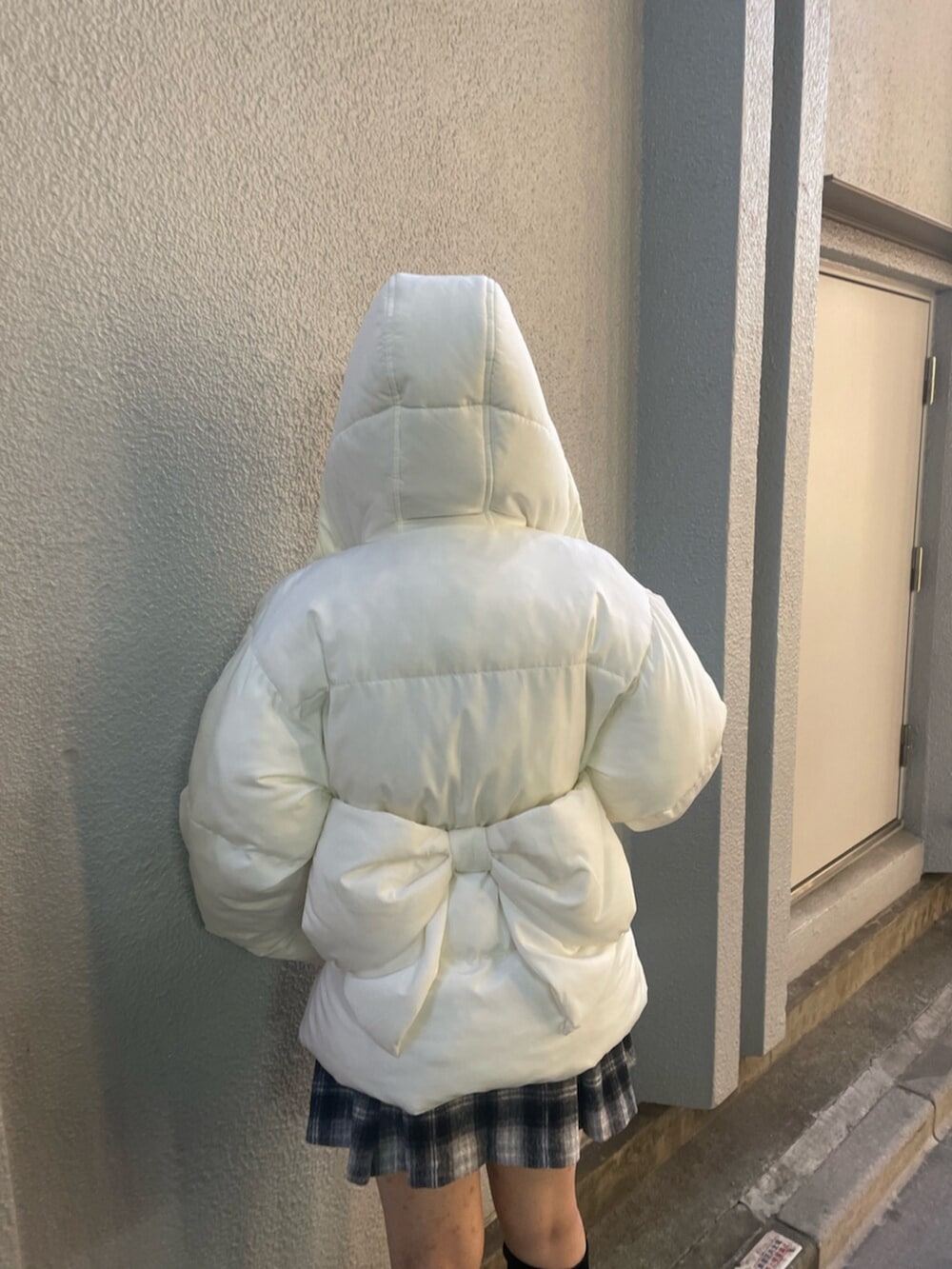 ブラック系のブーツ、その他のスカート、ブルー系のニット/セーターを着用したレディースの秋コーディネートの6枚目の写真