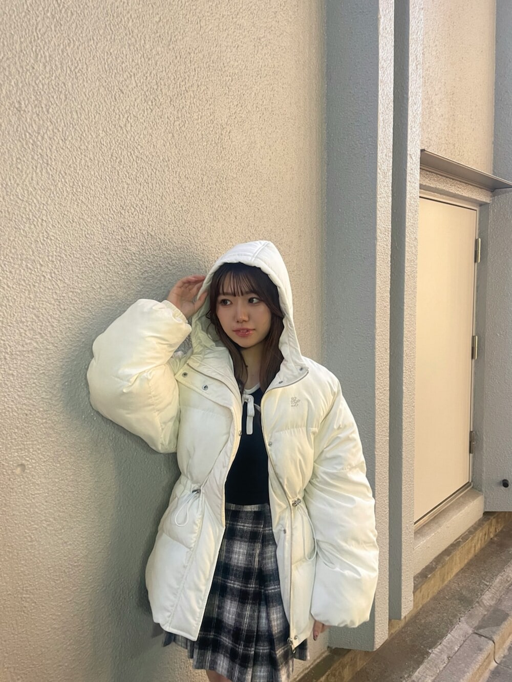 ブラック系のブーツ、その他のスカート、ブルー系のニット/セーターを着用したレディースの秋コーディネートの5枚目の写真