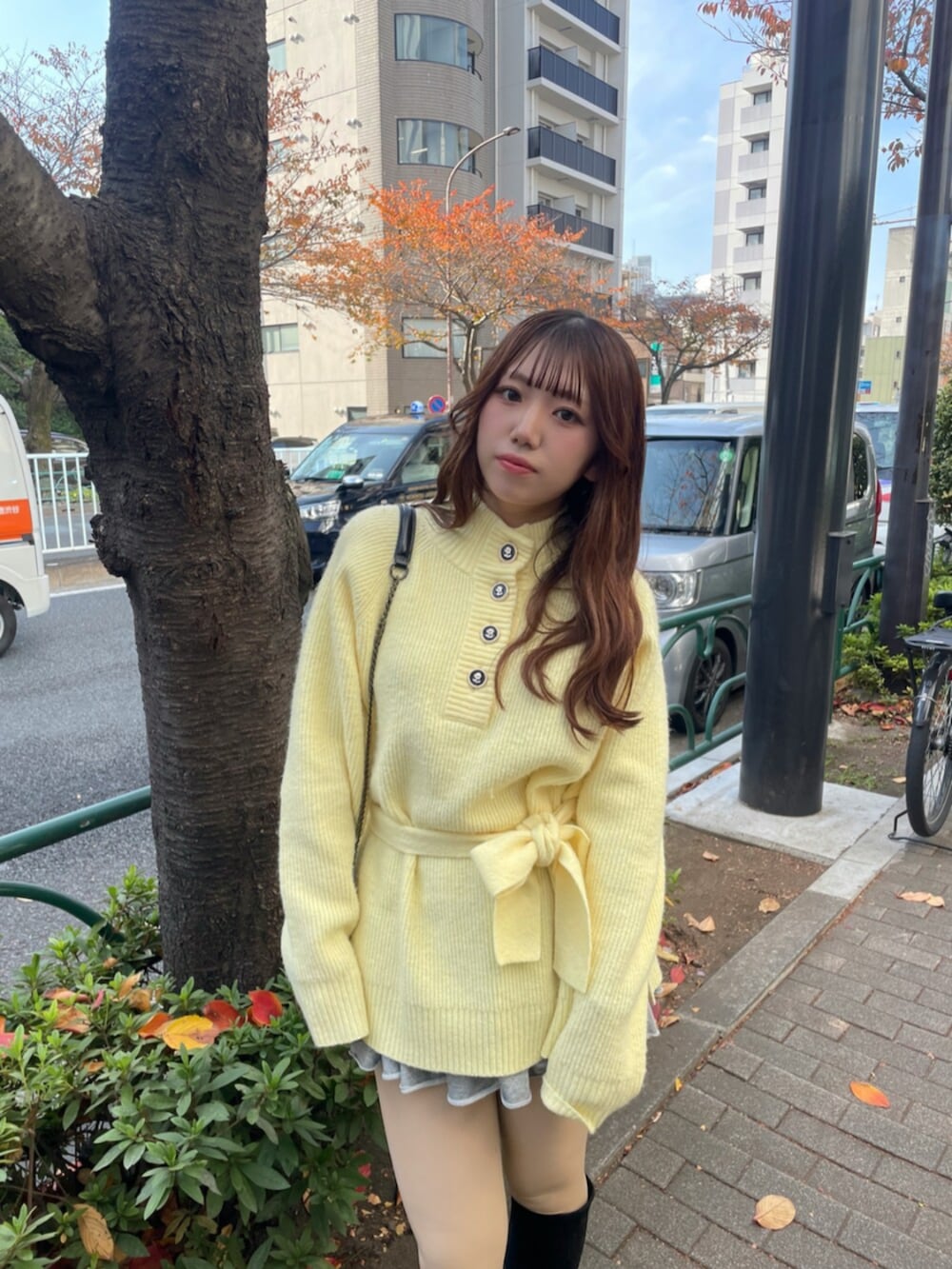 ブラック系のブーツ、イエロー系のニット/セーター、グレー系のその他パンツを着用したレディースの秋コーディネートの4枚目の写真