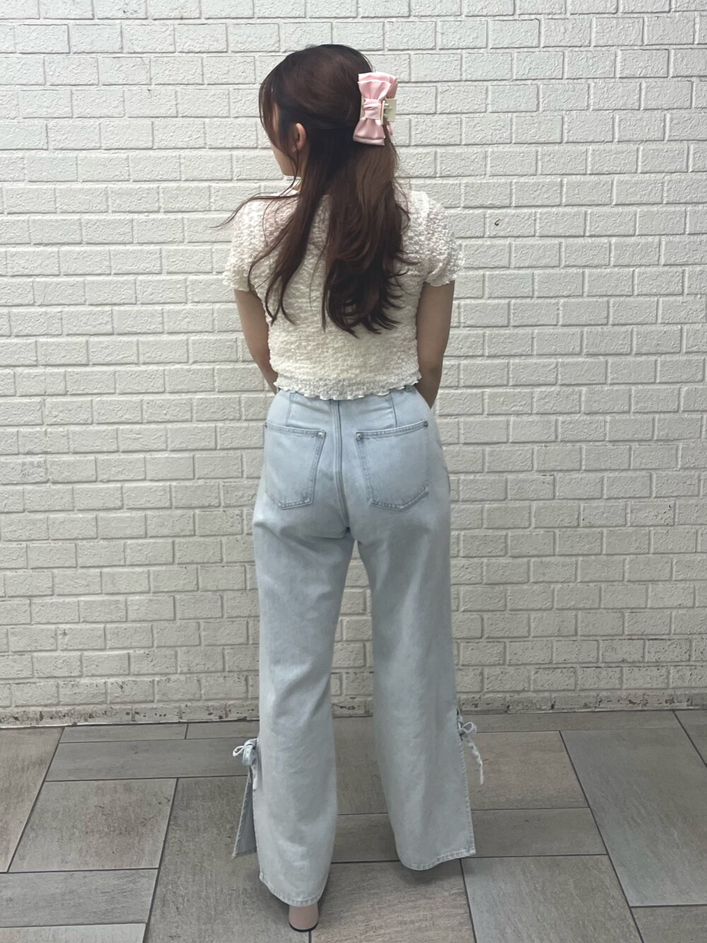 ピンク系のパンプス、ブルー系のデニムパンツ、イエロー系のTシャツ/カットソーを着用したレディースの春コーディネートの3枚目の写真