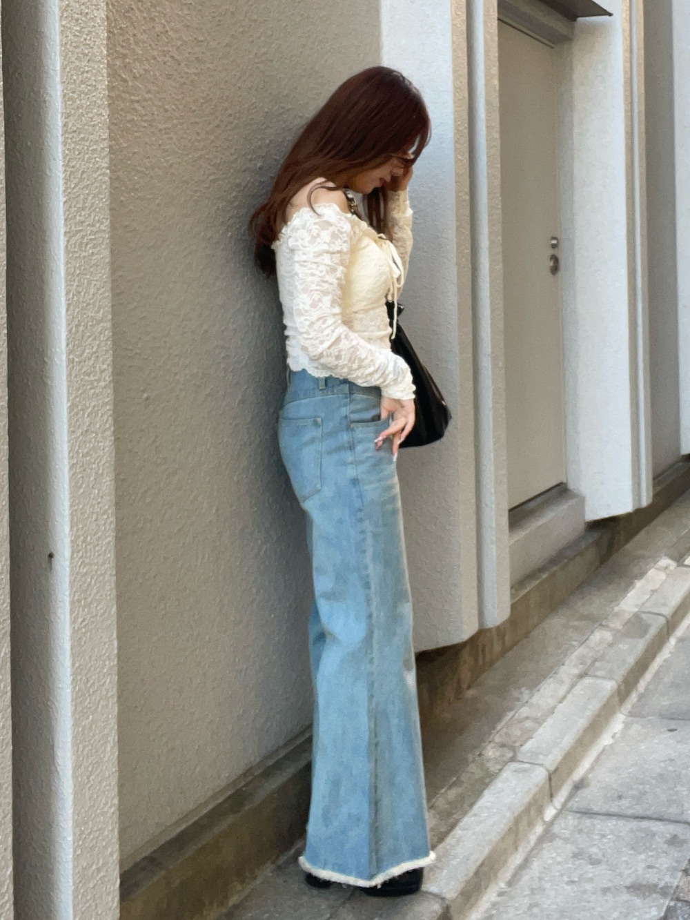 ホワイト系のTシャツ/カットソー、ブルー系のその他パンツ、ブラック系のショルダーバッグを着用したレディースの冬コーディネートの3枚目の写真