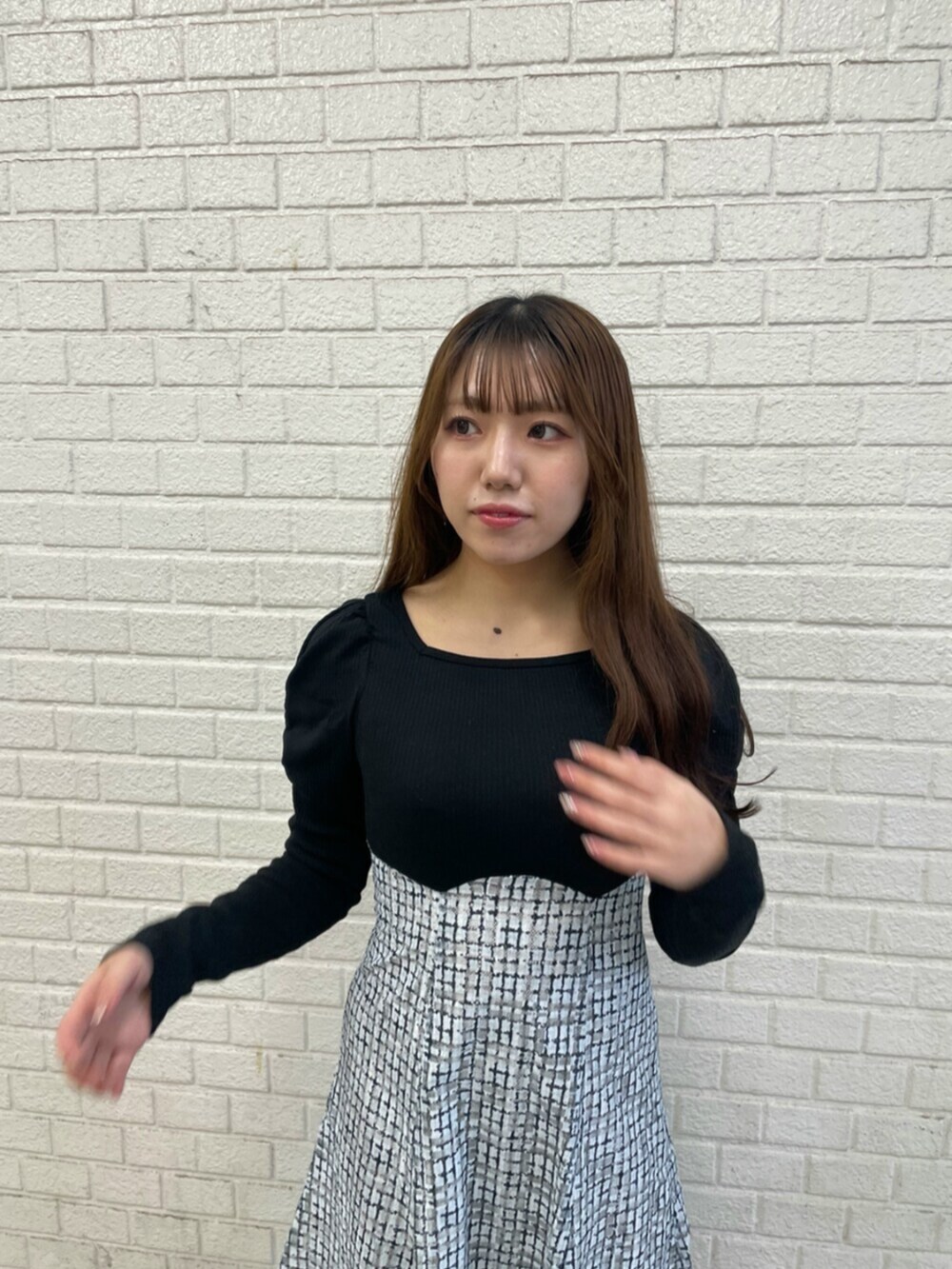 ブラック系のワンピースを着用したレディースの冬コーディネートの4枚目の写真