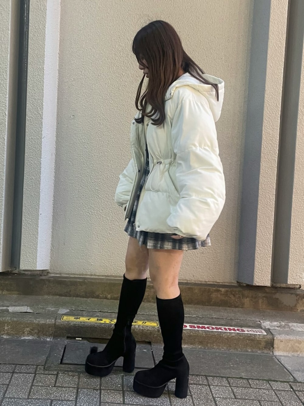 ブラック系のブーツ、その他のスカート、ブルー系のニット/セーターを着用したレディースの秋コーディネートの2枚目の写真