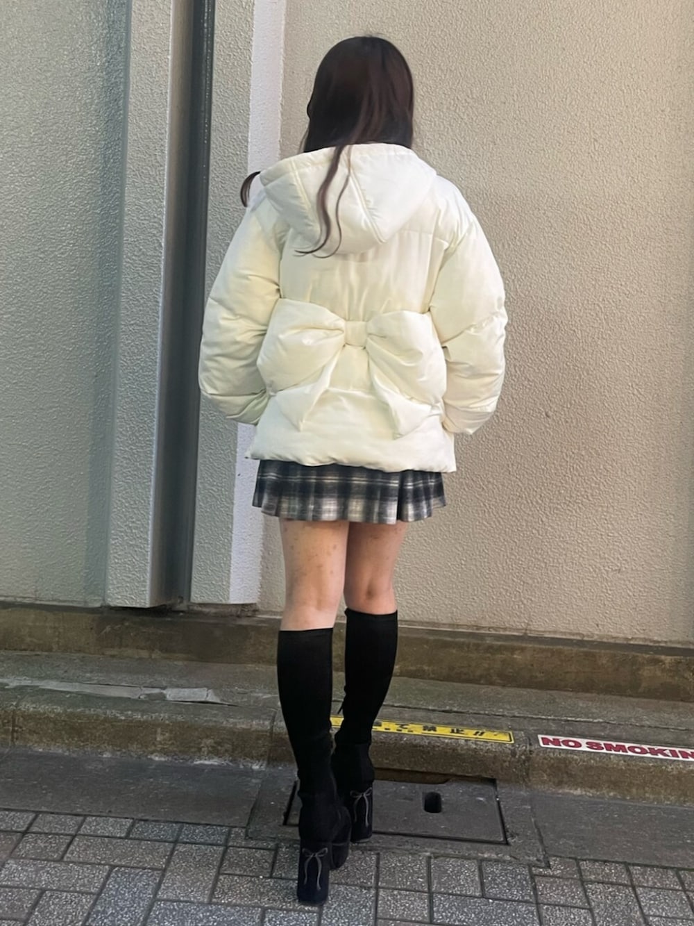 ブラック系のブーツ、その他のスカート、ブルー系のニット/セーターを着用したレディースの秋コーディネートの3枚目の写真