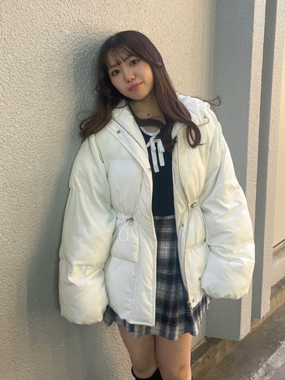 ブラック系のブーツ、その他のスカート、ブルー系のニット/セーターを着用したレディースの秋コーディネートの4枚目の写真