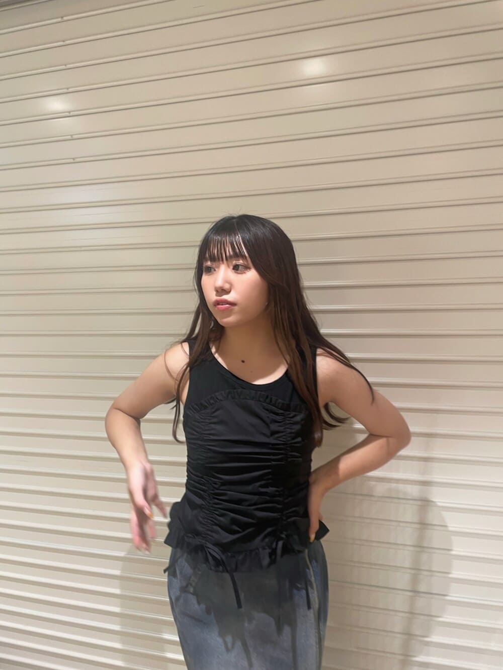 ブラック系のサンダル、ブルー系のスカート、ブラック系のTシャツ/カットソーを着用したレディースの夏コーディネートの4枚目の写真