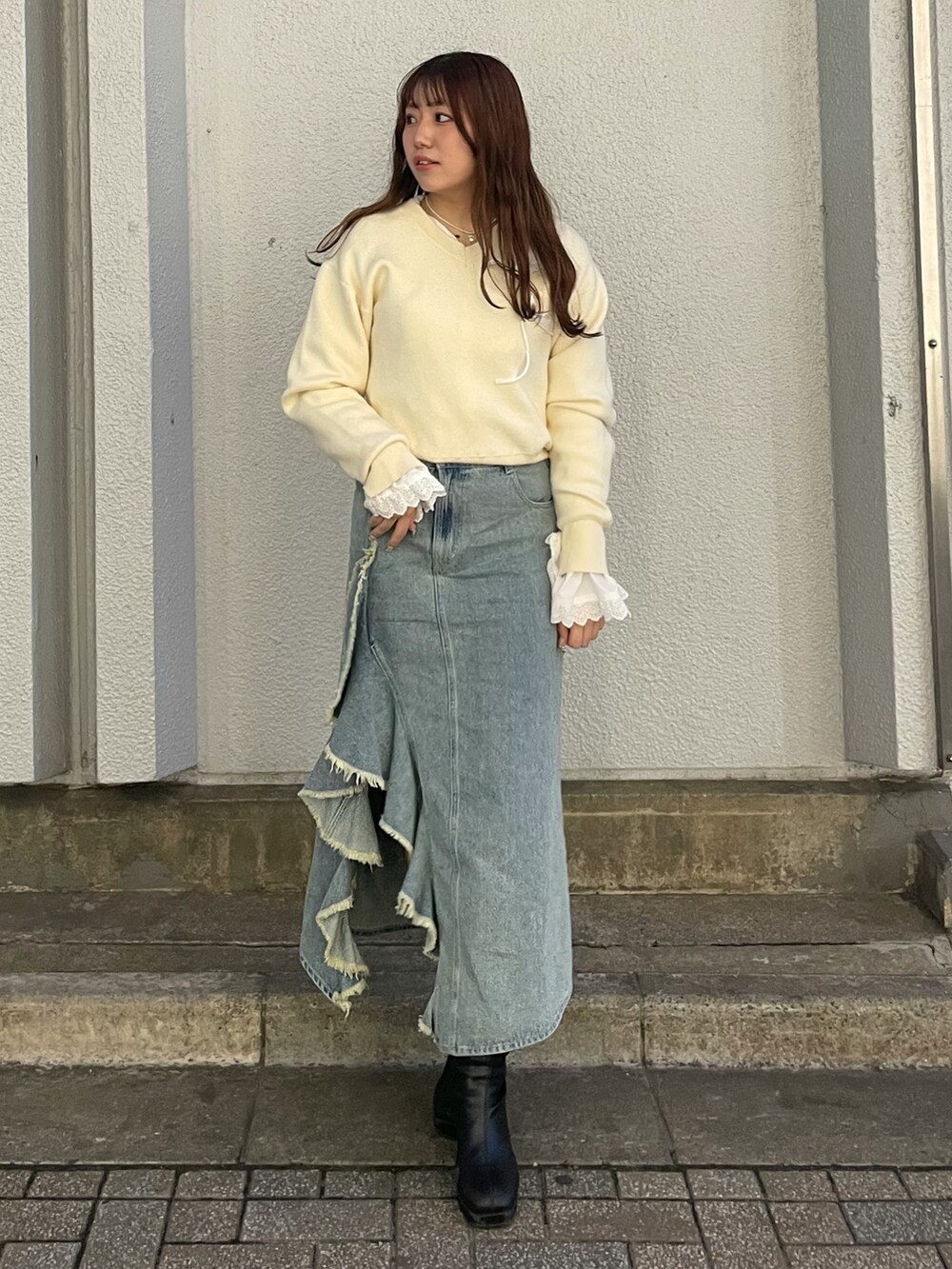 その他のシャツ/ブラウス、グレー系のニット/セーター、ブルー系のスカートを着用したレディースの冬コーディネートの2枚目の写真