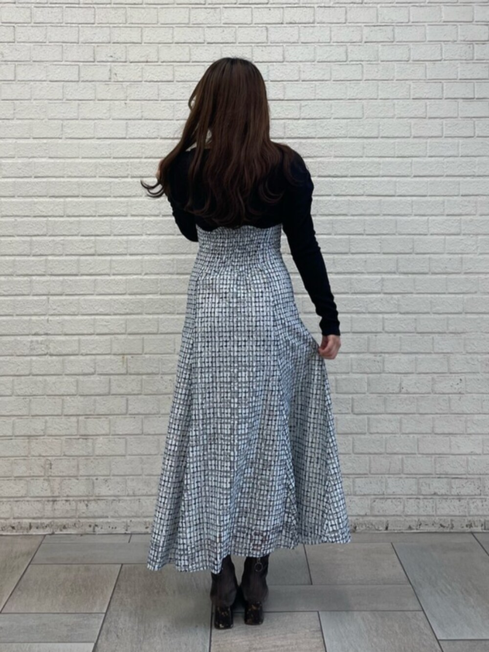 ブラック系のワンピースを着用したレディースの冬コーディネートの3枚目の写真