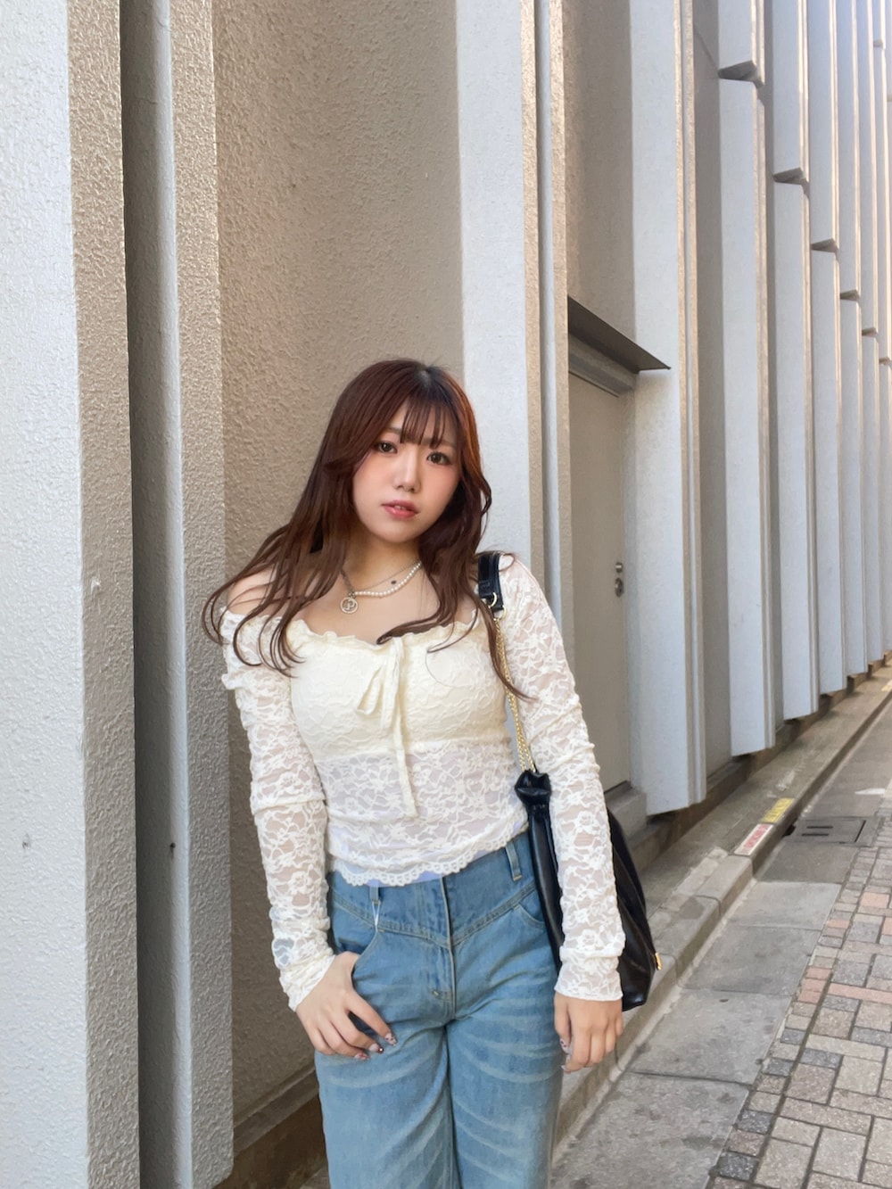 ホワイト系のTシャツ/カットソー、ブルー系のその他パンツ、ブラック系のショルダーバッグを着用したレディースの冬コーディネートの5枚目の写真