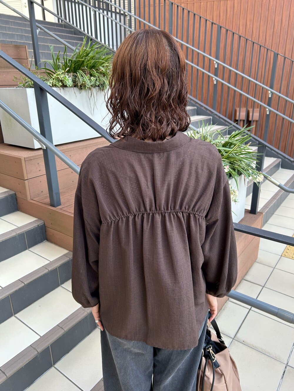 ブラウン系のシャツ/ブラウス、ホワイト系のTシャツ/カットソー、イエロー系のトートバッグを着用したレディースの夏コーディネートの4枚目の写真