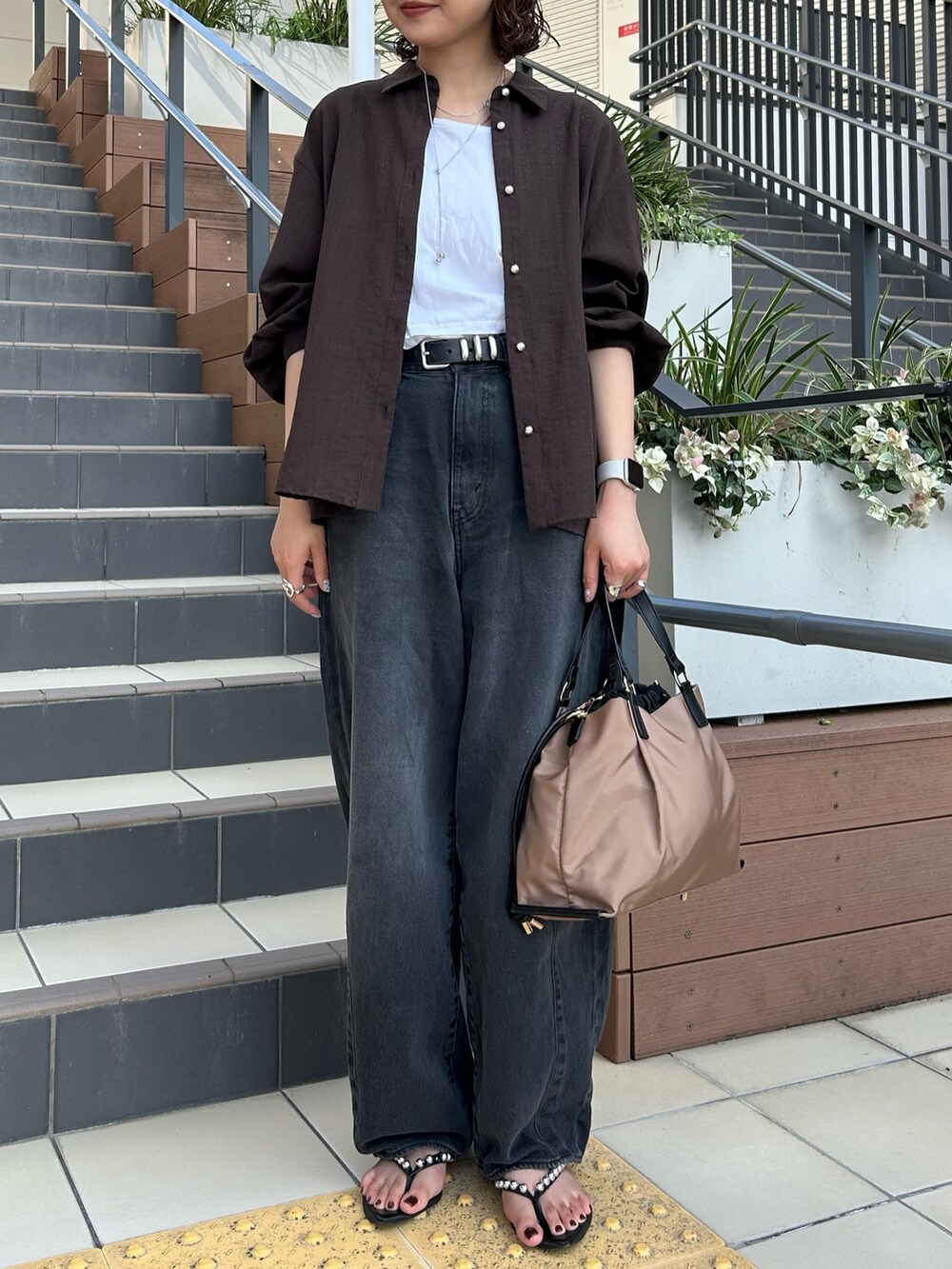 ブラウン系のシャツ/ブラウス、ホワイト系のTシャツ/カットソー、イエロー系のトートバッグを着用したレディースの夏コーディネートの2枚目の写真