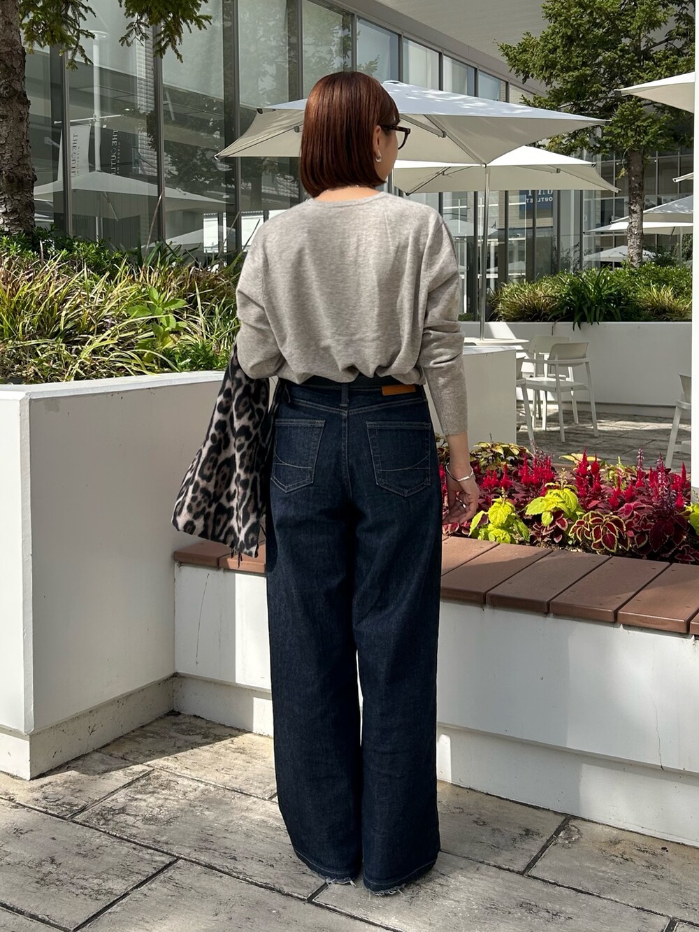 ベージュ系のニット/セーター、ベージュ系のストール/ショールを着用したレディースの秋コーディネートの4枚目の写真